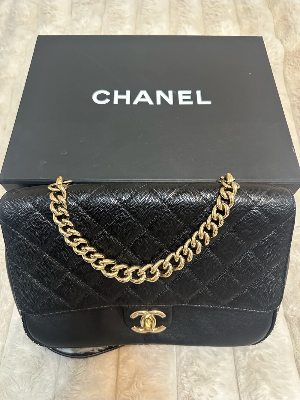 CHANEL Black Quilted Leather Shoulder Bag with Gold Chain - Picture 2 of 4